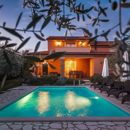 펜션 Bezaubernde Mit Meerblick, Jacuzzi, Babybett, Grill Kaštelir
