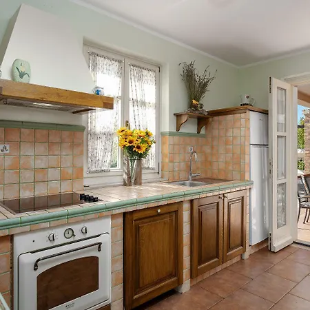 Bezaubernde Mit Meerblick, Jacuzzi, Babybett, Grill Kaštelir