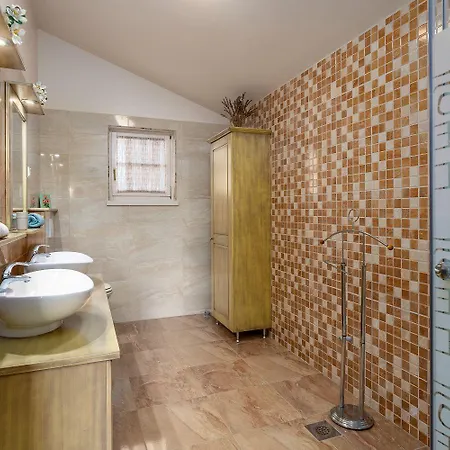 Bezaubernde Mit Meerblick, Jacuzzi, Babybett, Grill * Kaštelir